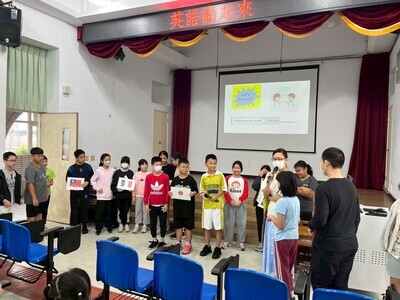 在英語日時小朋友上台說英語，學生認真學習