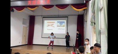 學生上台介紹英語單字